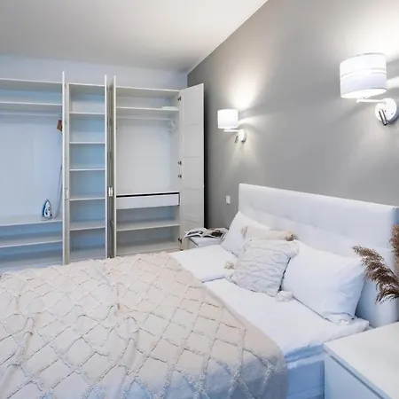 Riverside Design With Underground Private Parking Apartment *